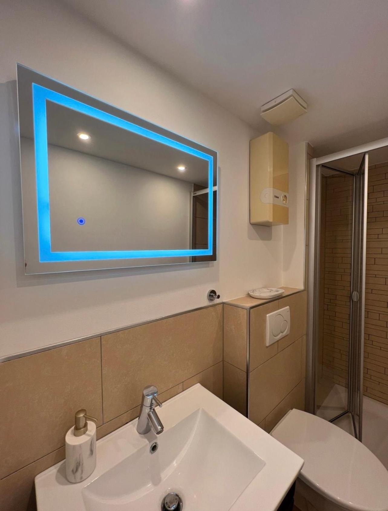 Medienhafen Apartment Direkt Am Zentrum デュッセルドルフ エクステリア 写真