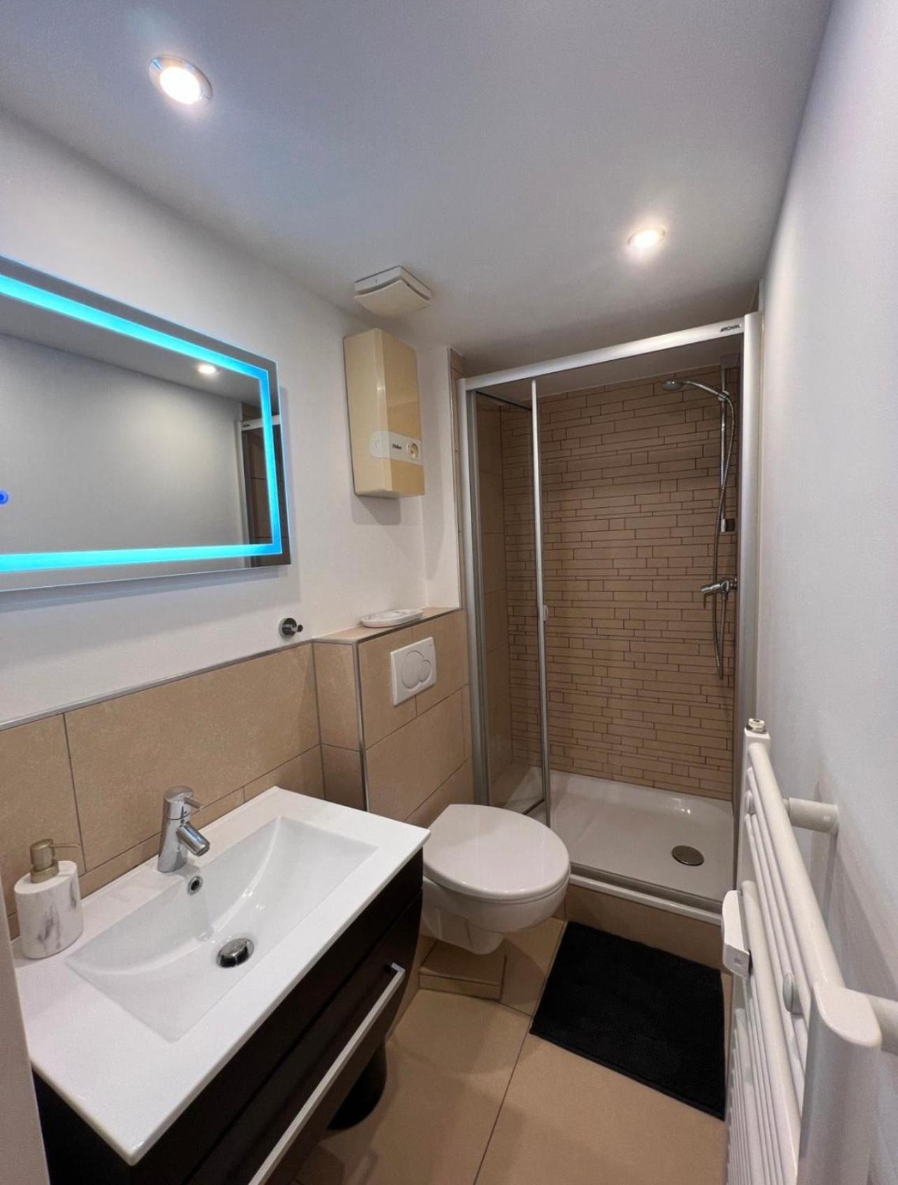 Medienhafen Apartment Direkt Am Zentrum デュッセルドルフ エクステリア 写真